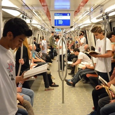 Seyahat ederken kitap mı okursunuz yoksa müzik mi dinlersiniz?