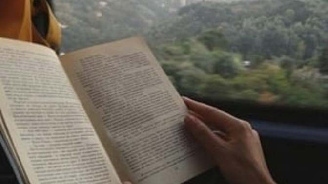 Seyahat ederken kitap mı okursunuz yoksa müzik mi dinlersiniz?