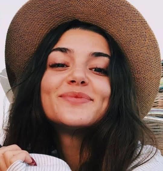 Amber Heard mı Hande Erçel mi?
