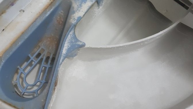 Hotpoint Ariston çamaşır makinesinin hangi kısmına toz deterjan konuluyor?