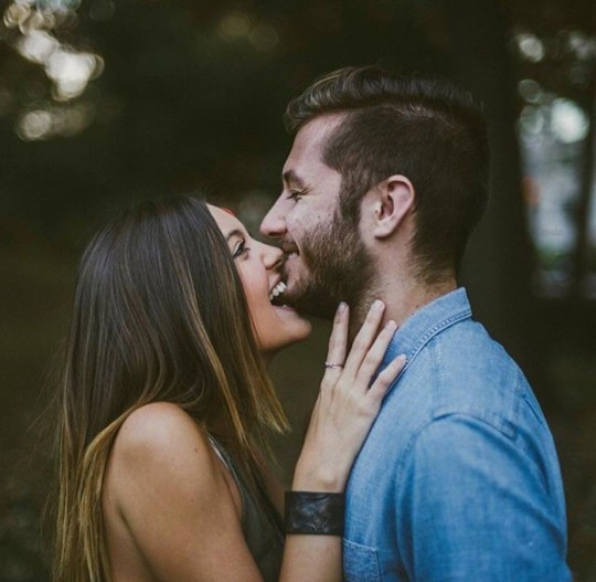 Sevgisini göstermeyen erkek ile sevgi kelebeği olan kadının ilişkisi nasıl olur?