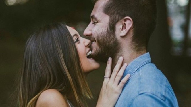 Sevgisini göstermeyen erkek ile sevgi kelebeği olan kadının ilişkisi nasıl olur?