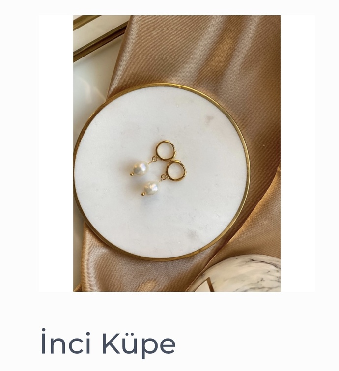 Kırmızı bir elbiseye inci kolye güzel olur mu?