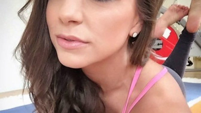 Bu kadın Oyuncu ve Model nasıl sizce?