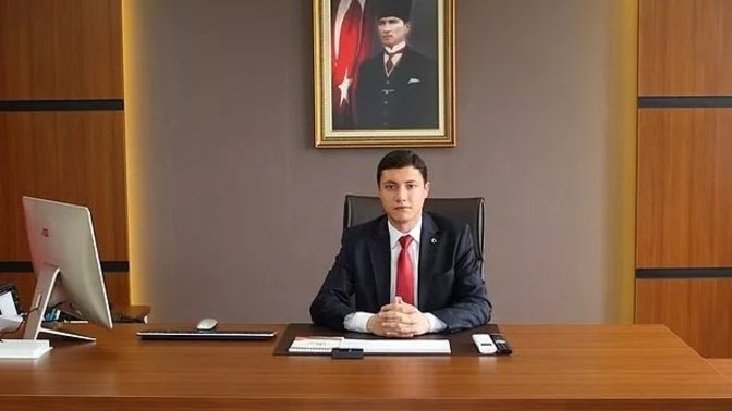 Kaymakama 'Hoş Geldiniz' diyerek elini uzatan Öğretmen, 'haddi bil' diyerek sınıftan kovuldu. Ne düşünüyorsunuz?