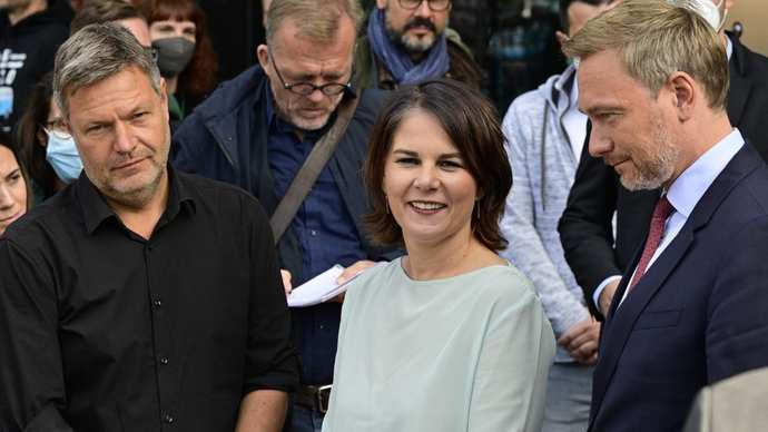 Hür demokrat Liberallerden Cristian Lidner ve Yesiller (Annalena Bearbock Robert Habeck) koalisyon görüsmesindeyken cekilen kare