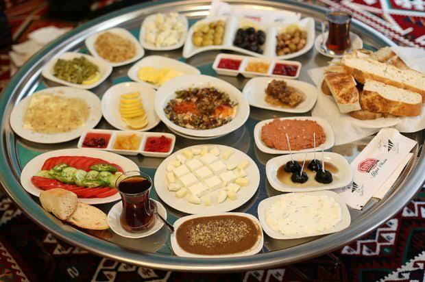 Yer sofrasında bir şeyler yemek fakir işi mi yoksa keyif işi mi?
