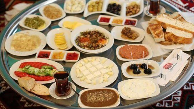 Yer sofrasında bir şeyler yemek fakir işi mi yoksa keyif işi mi?
