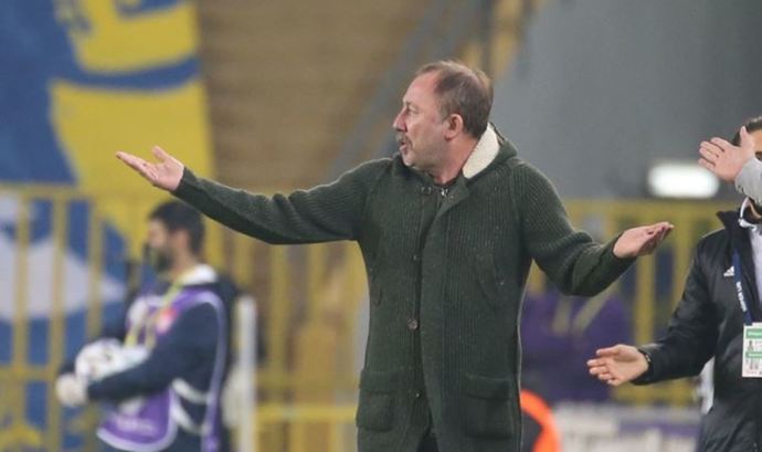 Sergen Yalçın topa vurdu ve kırmızı kart gördü! Sizce futbolcu olduğu günleri mi özledi :D?