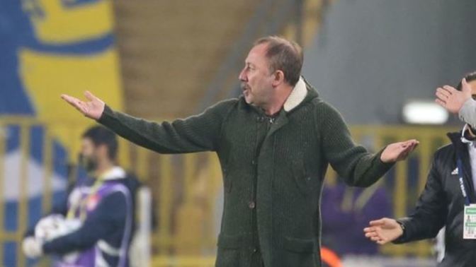 Sergen Yalçın topa vurdu ve kırmızı kart gördü! Sizce futbolcu olduğu günleri mi özledi :D?