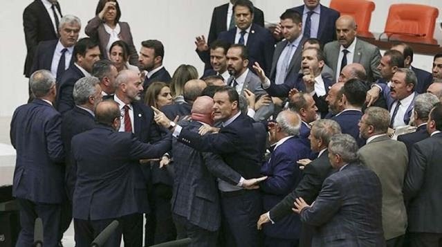TBMMde halının altına bakır bara sistemi yerleştirildi, vekiller artık daha az kavga edecek! Bu uygulamayı nasıl buldun?