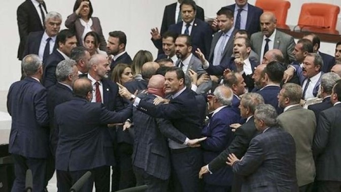 TBMM'de halının altına bakır bara sistemi yerleştirildi, vekiller artık daha az kavga edecek! Bu uygulamayı nasıl buldun?