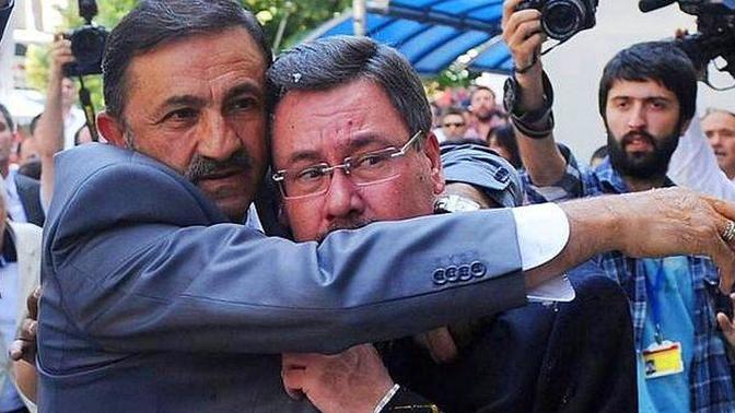 Melih Gökçek'i camide görenler 'Yetim hakkı yiyenlerle aynı safta Allah'a karşı durmayız' deyip o camiyi terkettiler. Haklılar mı?