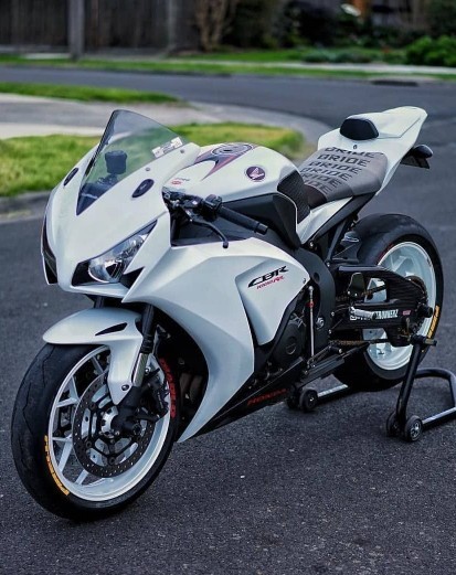 İlk motorda BMW S1000RR lüks mü olur?