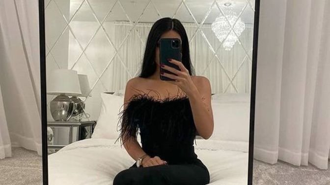 Nişanım için bu iki elbiseden hangisi daha güzel olur?
