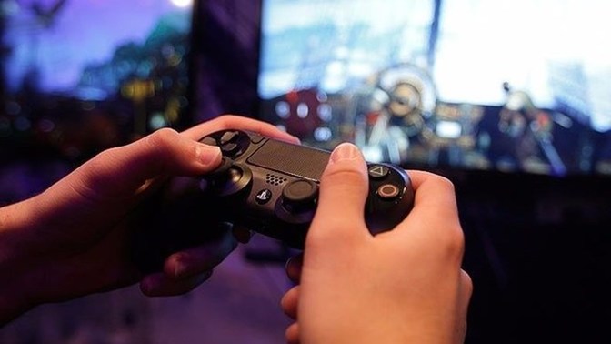 PlayStation kafeye kızın gitmesi saçma mıdır?