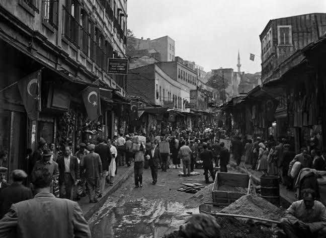 Bugün dünyaca ünlü fotoğraf sanatçımız Ara Gülerin ölüm yıl dönümü. Ondan bahsedelim mi?