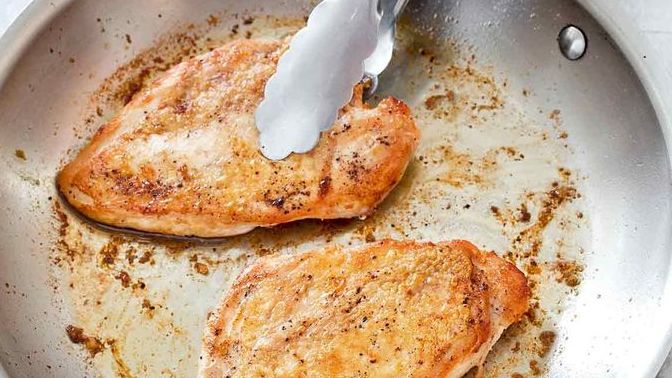 Tavada tavuk kızartmanın püf noktaları neler, yapışmaması için ne yapabilirim?
