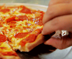 Pizza elle mi yenilir yoksa çatal bıçakla mı?