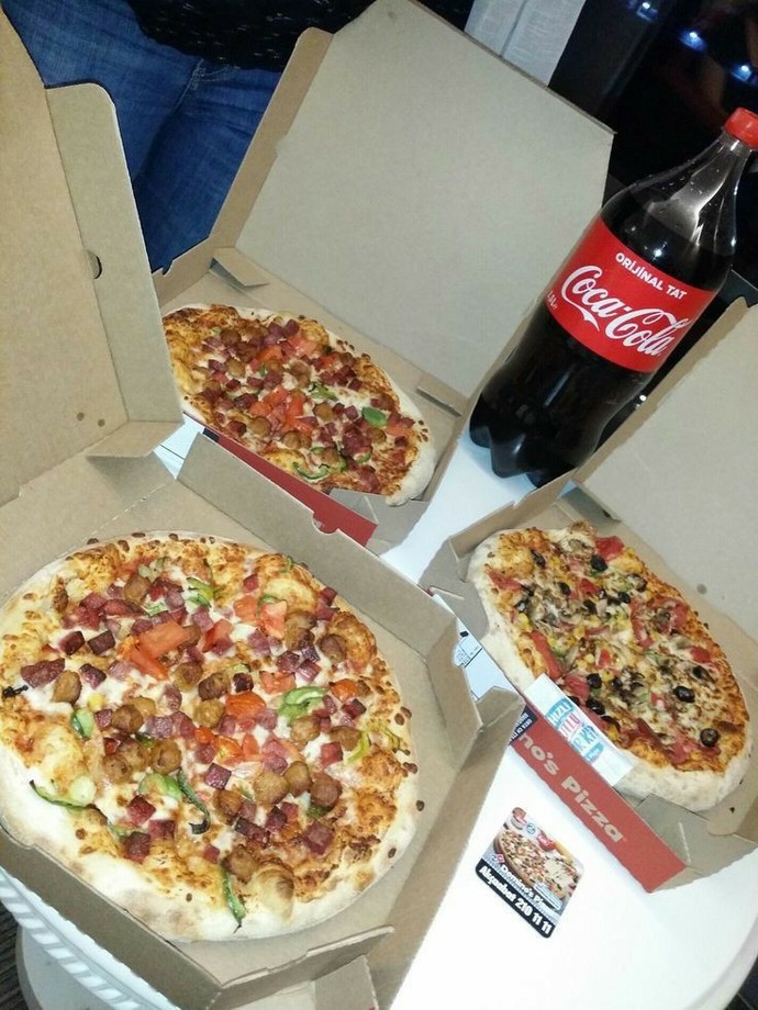 Pizza elle mi yenilir yoksa çatal bıçakla mı?