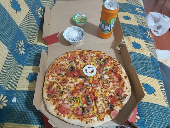 Pizza elle mi yenilir yoksa çatal bıçakla mı?
