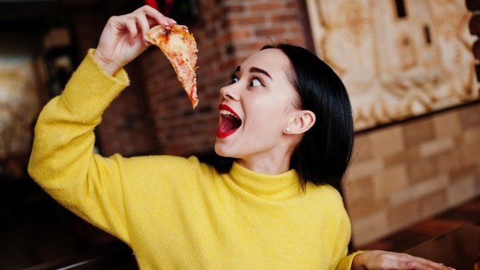 Pizza elle mi yenilir yoksa çatal bıçakla mı?