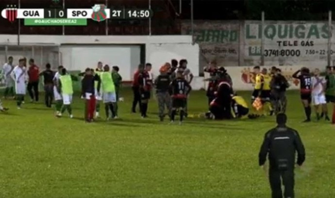 Brezilyada futbolcu hakemi öldüresiye dövdü ! Ne düşünüyorsunuz?