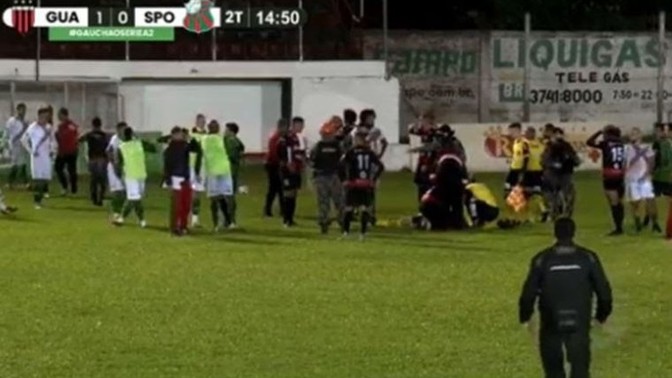 Brezilya'da futbolcu hakemi öldüresiye dövdü ! Ne düşünüyorsunuz?