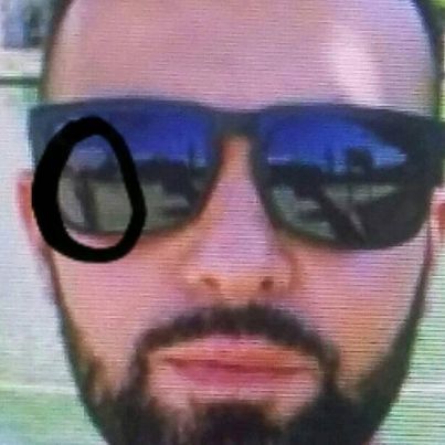 Gunes gozluklerin sol camida ki gorunen siluet sizce de kadin silueti mi?