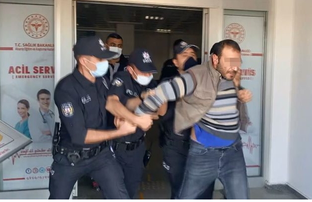 Ben müdürüm, amiriniz gelsin buraya! dedi. Sizce başı sıkışan ne olursa kurtulur?
