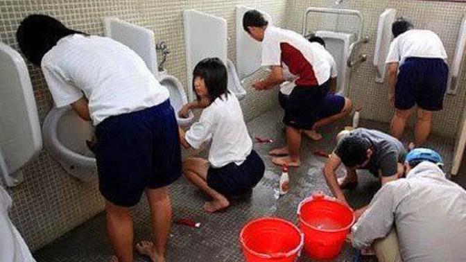 Japonya'da öğrenciler okuduğu okulun tuvaletini temizliyor, bizde niye yok?