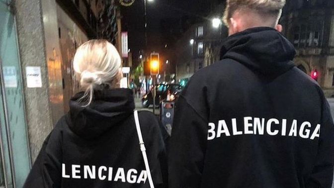 Sevgiliyle sinema için sweat ve pantalon iyi mi?