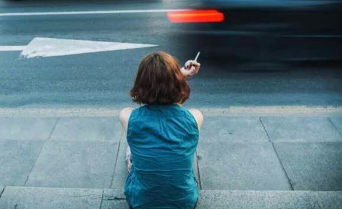 Dışarda sigara içen kadın hakkında ne düşünüyorsun?
