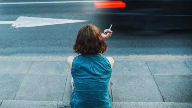 Dışarda sigara içen kadın hakkında ne düşünüyorsun?