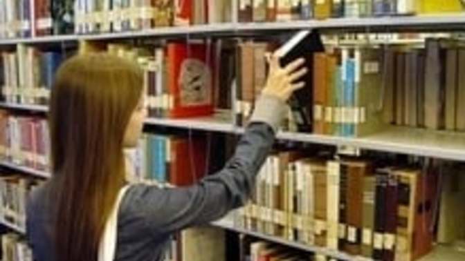 Kitapçının girişinde yazan yazılar sizi kitapçıya çeker mi?