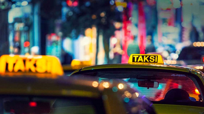 Avrupa Yakasına geçmek isteyen turistten, 400 Dolar vize parası alan taksiciye neler demek isterdiniz?