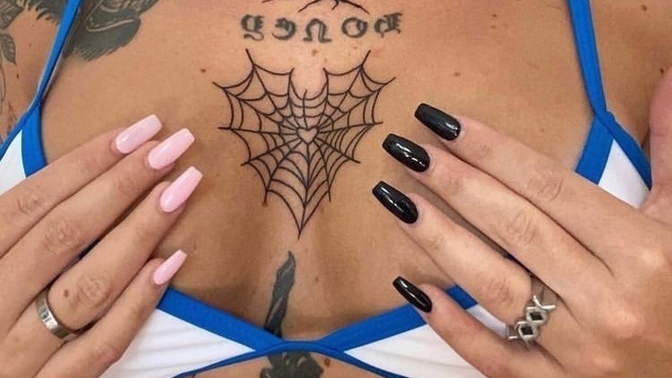 Kadınların göğüs arasına dövme yaptırmasını seksi mi buluyorsunuz itici mi?