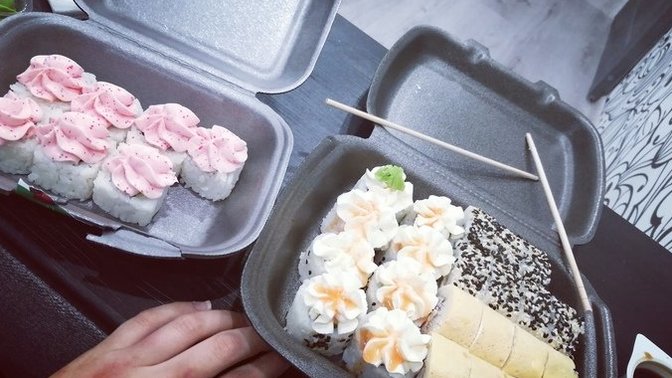 Diyette olduğumu bildiği halde sevgilim suşi alıp gelmiş. Sizce ne yapmak istiyor?