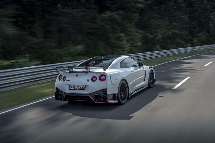 Ferrari 458 İtalia vs Nissan Gtr R35?
