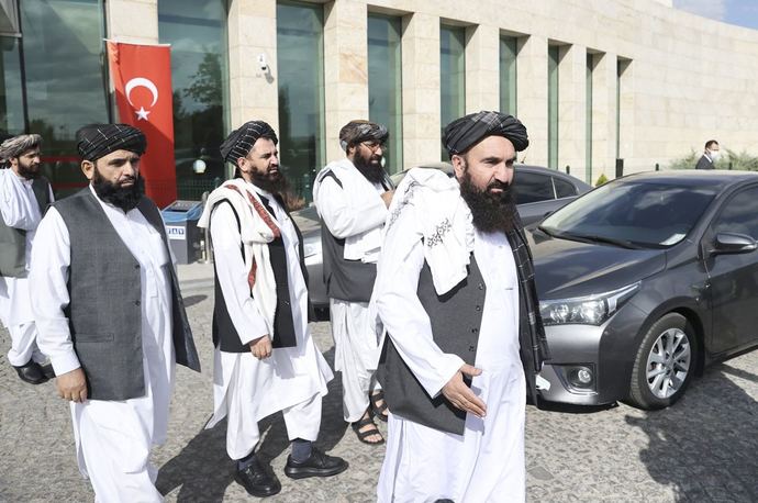 Terör örgütü listesinde bulunan Talibanın üst düzey isimleri, temaslarda bulunmak üzere  Ankaraya geldi. Şaka mı?