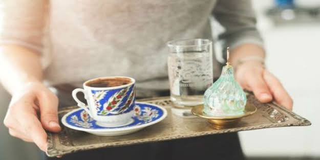 Misafirler geldiğinde i̇kramları hangi sıraya göre dağıtıyorsunuz?