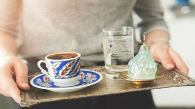 Misafirler geldiğinde i̇kramları hangi sıraya göre dağıtıyorsunuz?