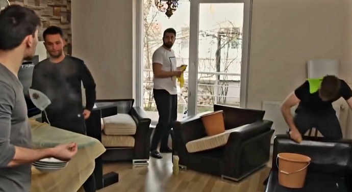 Arkadaşların temizlik yapmak için çağırsa gider misin?