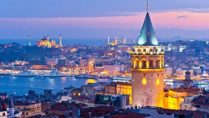 İstanbulda mutlaka denemelisin dediğiniz bir yemek veya gitmelisin dediğiniz bir yer var mı?
