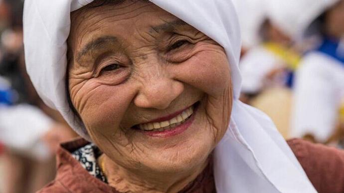 Yüzü güzel olan her hangi bir kız mi? yoksa yüzü çok ta güzel olmayan sarışın mavi gözlü kız mı?