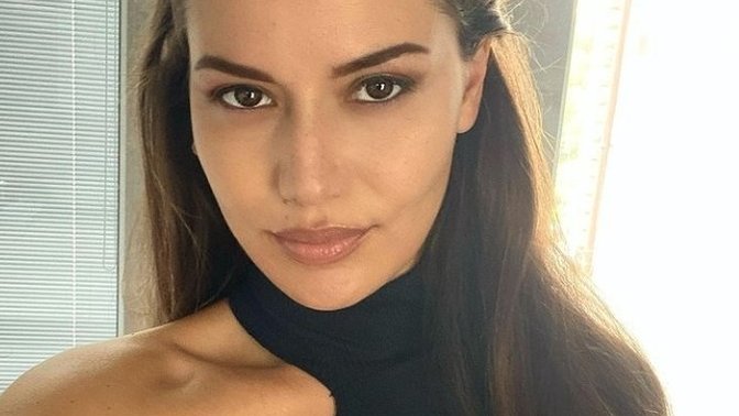 Fahriye Evcen'in güzelliği fazla abartılmıyor mu ya?