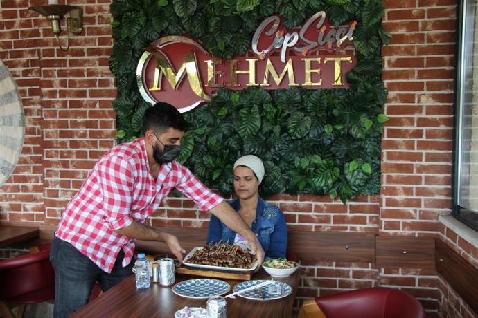 37 dakikada 247 adet çöp şiş yiyerek 13 bin TL kazandı! Siz kaç tane yiyebilirdiniz?