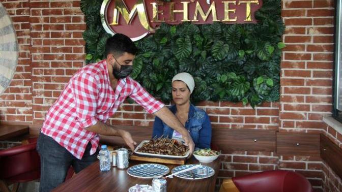 37 dakikada 247 adet çöp şiş yiyerek 13 bin TL kazandı! Siz kaç tane yiyebilirdiniz?