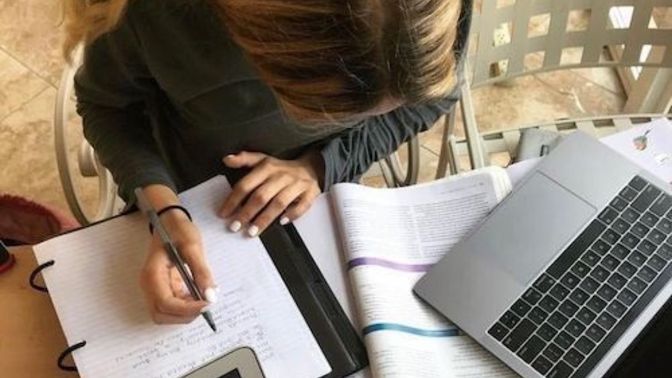 Müzik dinlerken ders çalışılır mı?
