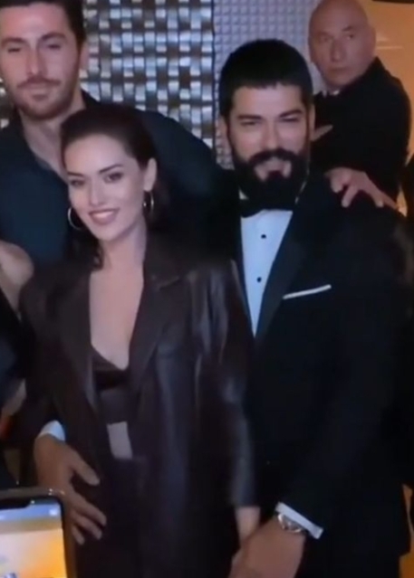 Fahriye Evcenin yüzüne ne olmuş ya, Burak Özçivitle tipleri değişmemiş mi?